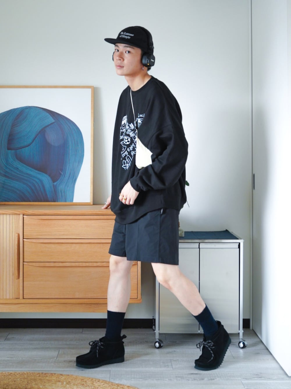 ブラック系のスウェット、ベージュ系のショルダーバッグ、ブラック系のその他パンツを着用したメンズの秋コーディネートの3枚目の写真