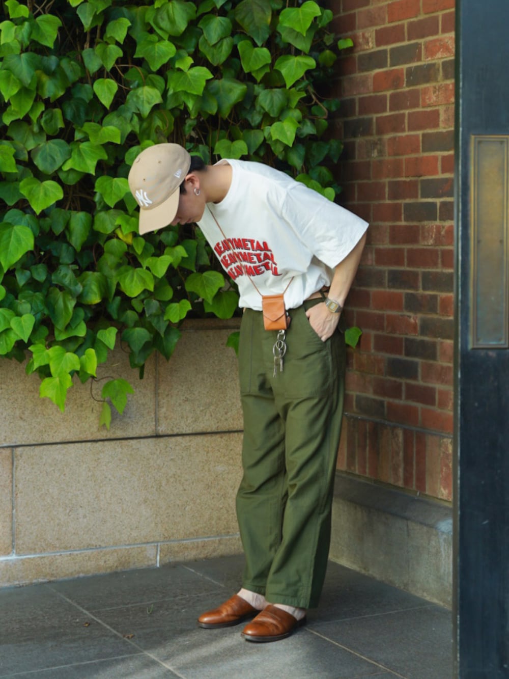 「アツいコーデ全部見せ、ロゴT、白Tシャツ、秋服準備はじめました、キャップ、ミニバッグ、サンダル、ベイカーパンツ、プチプラ、シンプルコーデ、休日スタイル、ストリート、カラー×コーデ、カラーパンツ、カーゴパンツ」｜「blurhmsのblurhmsROOTSTOCK | ロゴTシャツ HEAVY METAL MEN（Tシャツ/カットソー、ホワイト系）」を使った、idakaさん（メンズ・171cm）の夏コーディネートの2枚目の写真