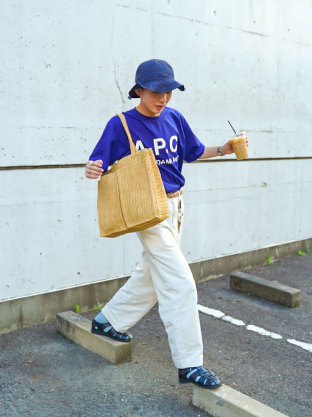 「夏セールで買いました、夏だ！Tシャツ着よう！、古着MIX、フェススタイル、きれいめカジュアル、お出かけコーデ、ロゴT、韓国ファッション、ビッグシルエット、淡色コーデ、バケットハット、トートバッグ、白パンツ、プチプラ、グルカサンダル」｜「A.P.C.の《追加》【A.P.C. / アーペーセー】別注 オーバーサイズ ロゴプリント Tシャツ（Tシャツ/カットソー、ブルー系）」を使った、idakaさん（メンズ・171cm）の夏コーディネートの2枚目の写真