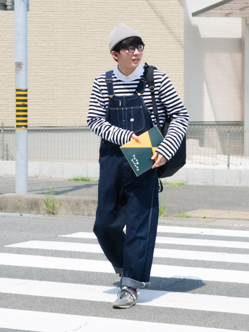 ブラック系のTシャツ/カットソー、ホワイト系のシャツ/ブラウス、ブラック系のバックパック/リュックを着用したメンズの春コーディネートの4枚目の写真