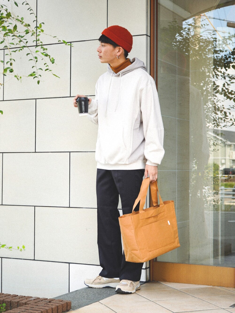 「シンプルコーデ、パーカー、タートルネック、秋コーデ、ニット帽、フレアパンツ、プチプラ、韓国ファッション、厚底シューズ、トートバッグ、ビッグシルエット、スニーカー、オーバーサイズ、レイヤードスタイル、New Balance」｜「Confirmのルーズシルエットプルオーバーパーカー【Confirm】（パーカー、ベージュ系）」を使った、idakaさん（メンズ・171cm）の秋コーディネートの3枚目の写真