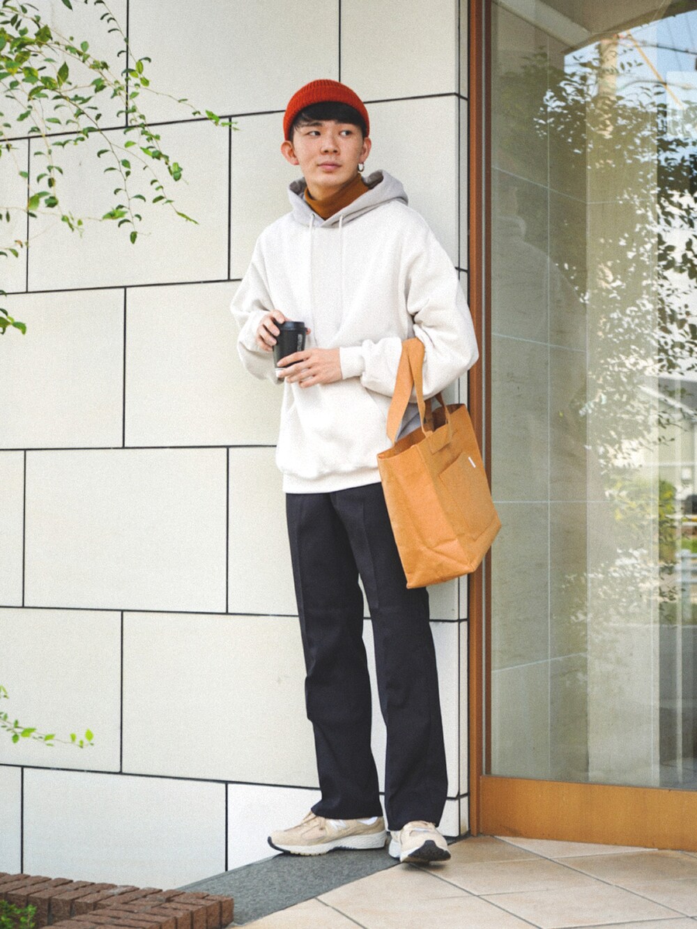 「シンプルコーデ、パーカー、タートルネック、秋コーデ、ニット帽、フレアパンツ、プチプラ、韓国ファッション、厚底シューズ、トートバッグ、ビッグシルエット、スニーカー、オーバーサイズ、レイヤードスタイル、New Balance」｜「Confirmのルーズシルエットプルオーバーパーカー【Confirm】（パーカー、ベージュ系）」を使った、idakaさん（メンズ・171cm）の秋コーディネートの2枚目の写真