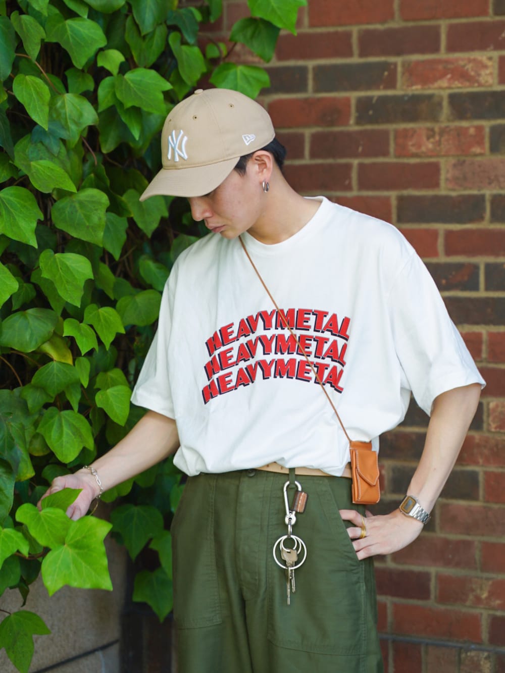 「アツいコーデ全部見せ、ロゴT、白Tシャツ、秋服準備はじめました、キャップ、ミニバッグ、サンダル、ベイカーパンツ、プチプラ、シンプルコーデ、休日スタイル、ストリート、カラー×コーデ、カラーパンツ、カーゴパンツ」｜「blurhmsのblurhmsROOTSTOCK | ロゴTシャツ HEAVY METAL MEN（Tシャツ/カットソー、ホワイト系）」を使った、idakaさん（メンズ・171cm）の夏コーディネートの4枚目の写真