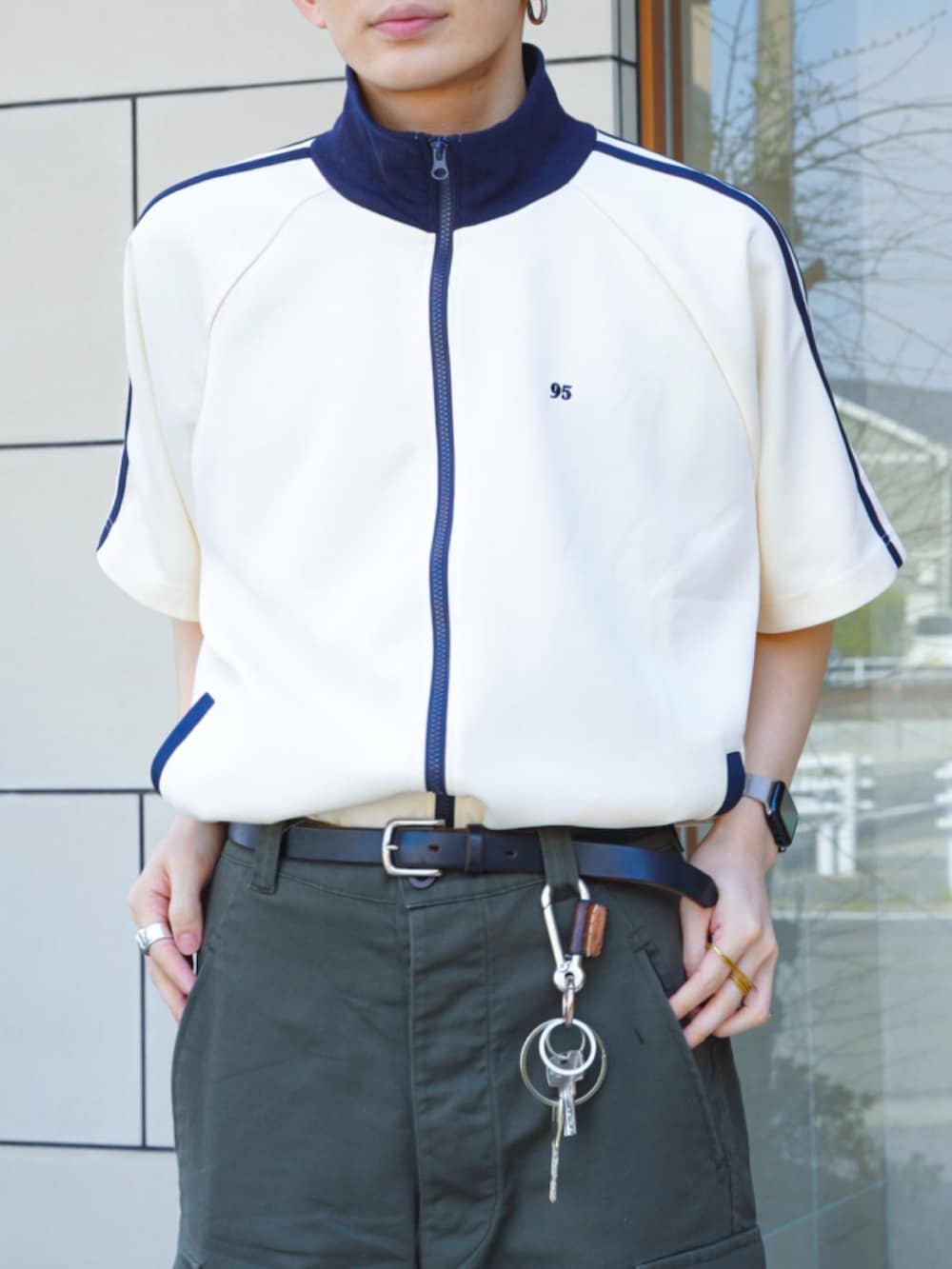 「春夏コーデ、きれいめカジュアル、スニーカー、プチプラ、淡色コーデ、デートコーデ、カーゴパンツ、お出かけコーデ、トラックジャケット、韓国ファッション、ストリート、トートバッグ、キャップ、スポーツミックス、休日スタイル」｜「VINTAGEのアイテム（カーゴパンツ、グリーン系）」を使った、idakaさん（メンズ・171cm）の春コーディネートの4枚目の写真