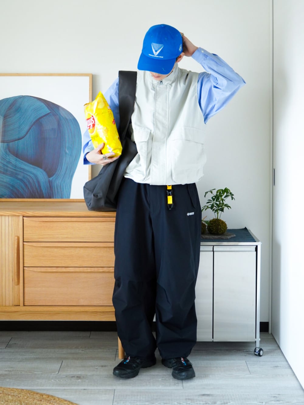 グレー系のベスト、ブルー系のシャツ/ブラウス、ブラック系のその他パンツを着用したメンズの春コーディネートの3枚目の写真