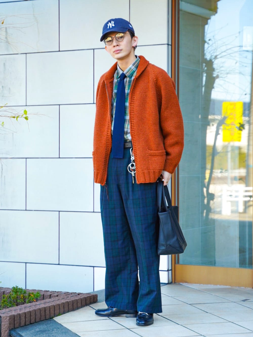 「休日スタイル、キャップ、カーディガン、きれいめカジュアル、春色、チェック、ニット、シンプルコーデ、ワイドパンツ、プチプラ、デートコーデ、オレンジ、メガネ男子、ネクタイ、トートバッグ」｜「LENOのアイテム（カーディガン/ボレロ、オレンジ系）」を使った、idakaさん（メンズ・171cm）の冬コーディネートの3枚目の写真