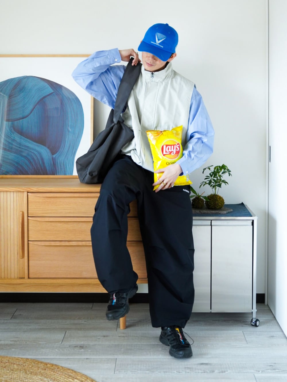 グレー系のベスト、ブルー系のシャツ/ブラウス、ブラック系のその他パンツを着用したメンズの春コーディネートの2枚目の写真