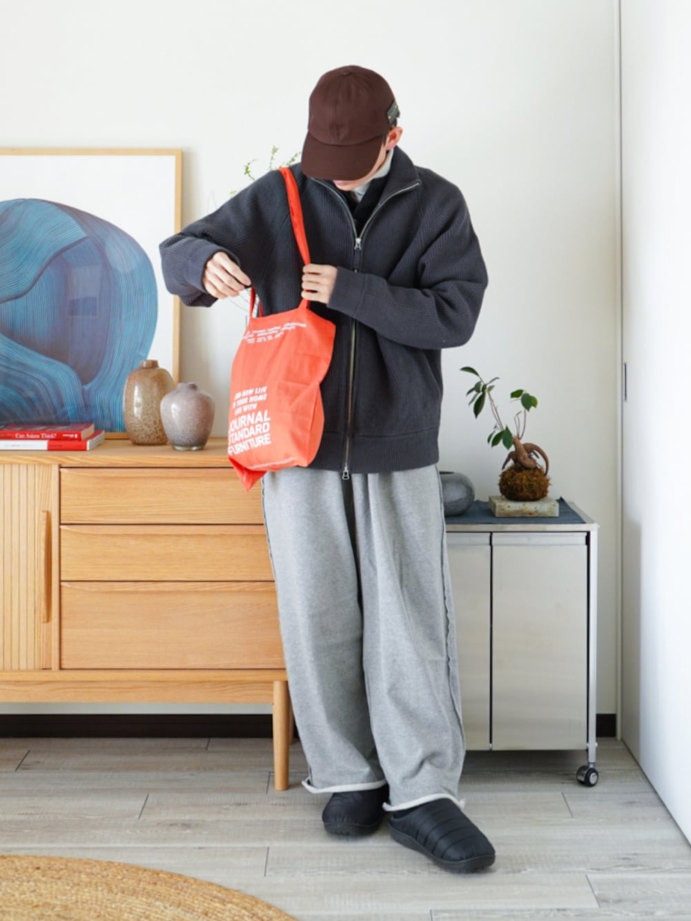 グレー系のカーディガン/ボレロ、グレー系のTシャツ/カットソー、ブラック系のTシャツ/カットソーを着用したメンズの冬コーディネートの2枚目の写真