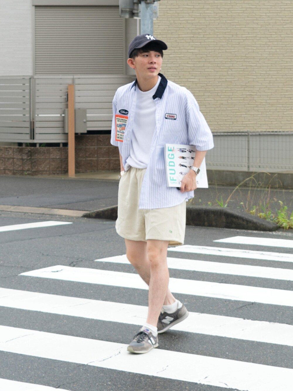 ホワイト系のシャツ/ブラウス、ホワイト系のTシャツ/カットソー、ホワイト系のその他パンツを着用したメンズの夏コーディネートの3枚目の写真