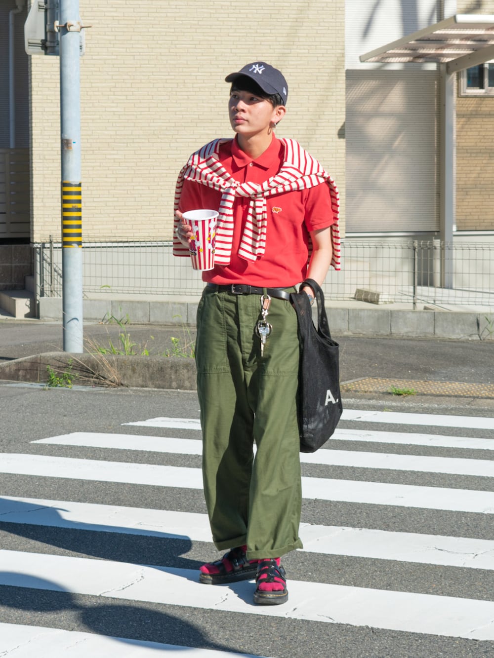 「ポロシャツ、タックイン、Dr.Martens、トートバッグ、キャップ、ボーダー、カラーソックス、シンプルコーデ、プチプラ、アメカジ、ビタミンカラー、きれいめカジュアル、厚底サンダル、肩掛けカーデ、夏セールで買いました」｜「Scyeのアイテム（ポロシャツ、レッド系）」を使った、idakaさん（メンズ・171cm）の夏コーディネートの3枚目の写真