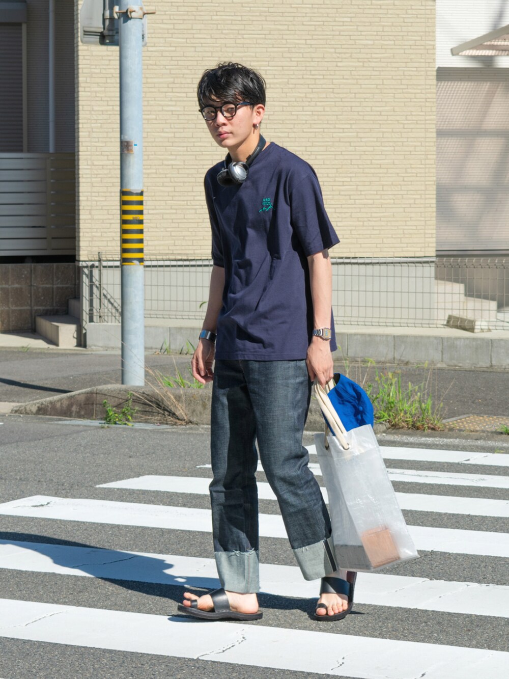 「夏コーデ、夏だ!Tシャツ着よう!、デニム、きれいめカジュアル、休日スタイル、トートバッグ、メガネ男子、プチプラ、ワントーンコーデ、ロゴT、夏セールで買いました、ストリート、ミニバッグ、リラックススタイル、カジュアルコーデ」|「URBAN RESEARCH DOORSのURD Embroidery T-shirts(Tシャツ/カットソー、ブルー系)」を使った、idakaさん(メンズ・171cm)の夏コーディネートの2枚目の写真