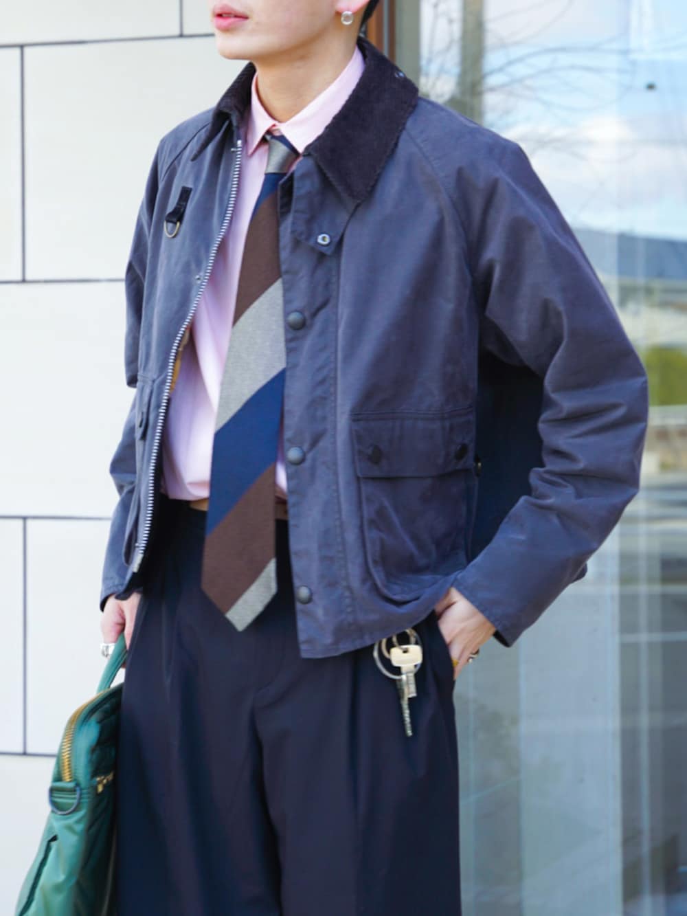 グレー系のカバーオール、ブルー系のネクタイ、ピンク系のシャツ/ブラウスを着用したメンズの春コーディネートの3枚目の写真