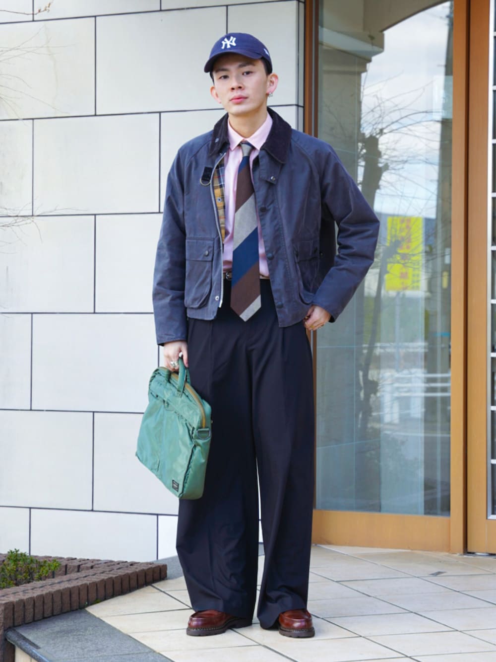 グレー系のカバーオール、ブルー系のネクタイ、ピンク系のシャツ/ブラウスを着用したメンズの春コーディネートの2枚目の写真