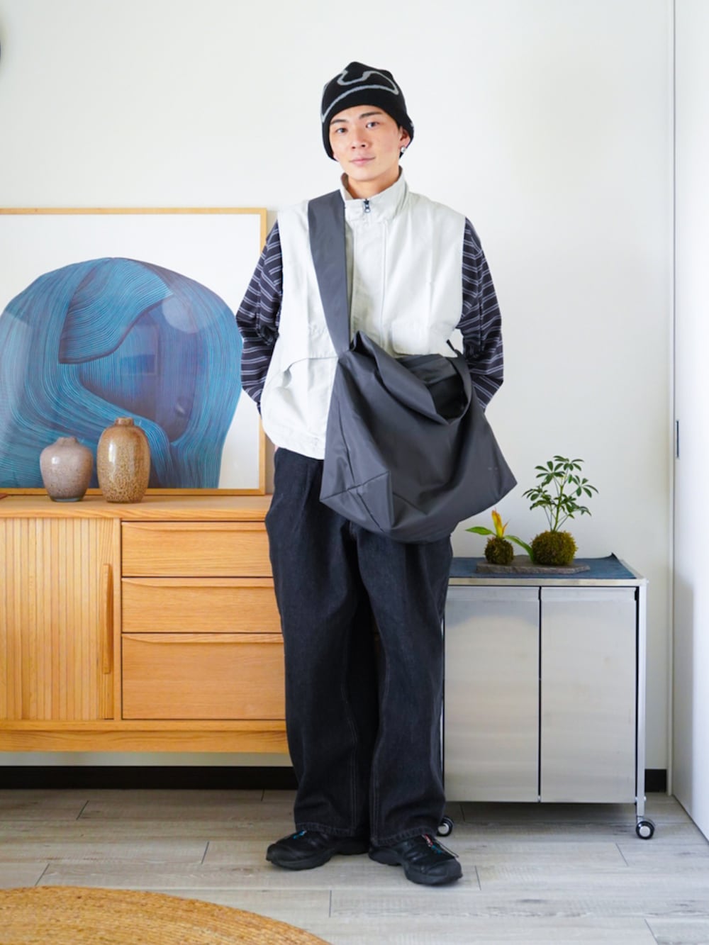 「春めき満開コーデ、春色、ベスト、レイヤードスタイル、ボーダー、ロンT、プチプラ、大人カジュアル、デートコーデ、休日スタイル、シンプルコーデ、ショルダーバッグ、スニーカー、デニムパンツ、ワイドパンツ」｜「SINSSのLoose military nylon vest／ルーズミリタリーナイロンベスト（ベスト、グレー系）」を使った、idakaさん（メンズ・171cm）の春コーディネートの2枚目の写真