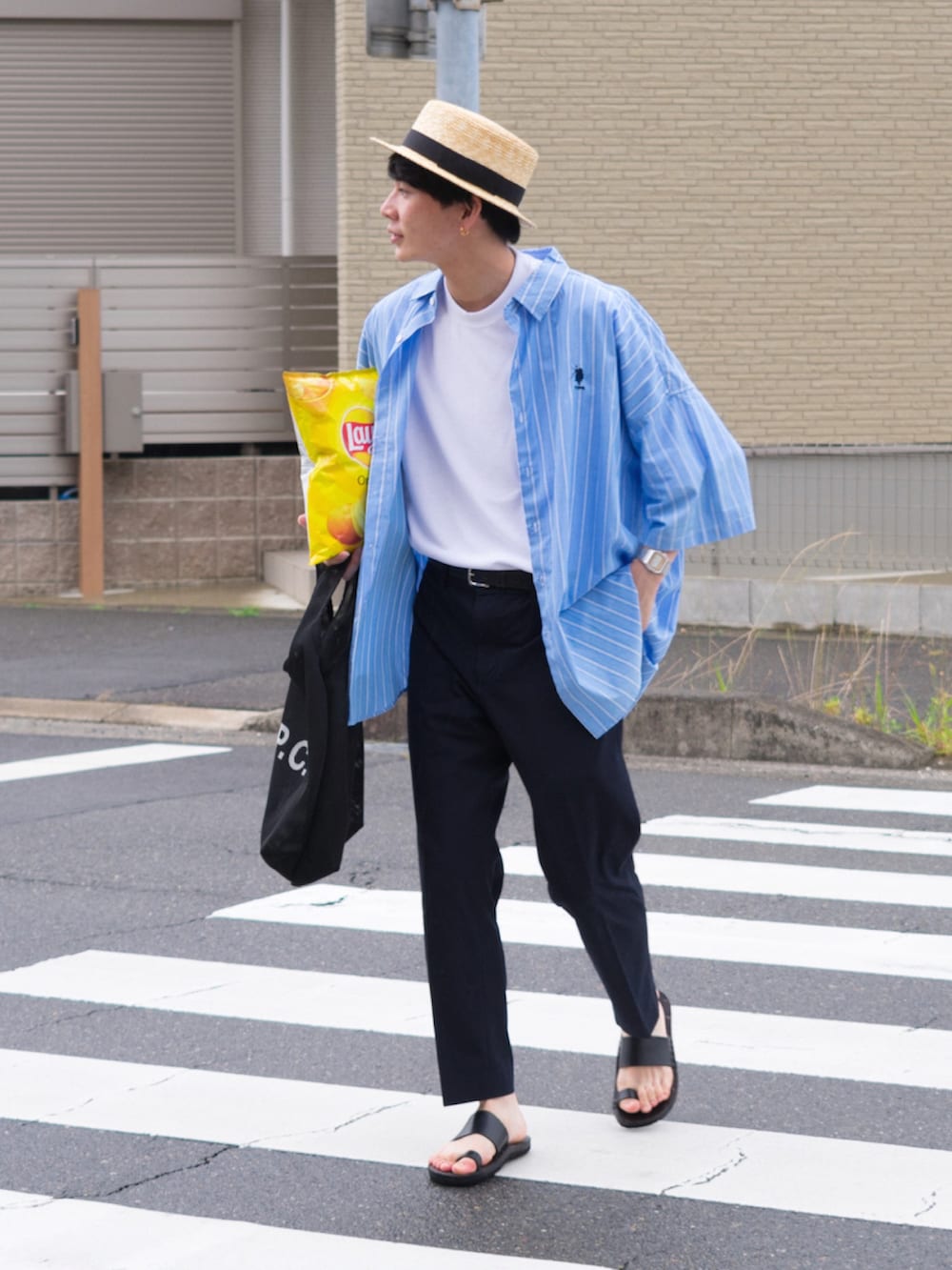 「ストライプシャツ、ビッグシルエット、プチプラ、UNIQLO、麦わら帽子、休日スタイル、トートバッグ、シンプルコーデ、カラーパンツ、夏セールで買いました、メッシュ、きれいめカジュアル、ビタミンカラー、夏コーデ、ビッグT」｜「U.S. POLO ASSN.のU.S. POLO ASSN. /ユーエスポロアッスン 別注 ワンポイント刺繍ロゴ オーバーサイズ SS レギュラーカラーシャツ（シャツ/ブラウス、ブルー系）」を使った、idakaさん（メンズ・171cm）の夏コーディネートの2枚目の写真