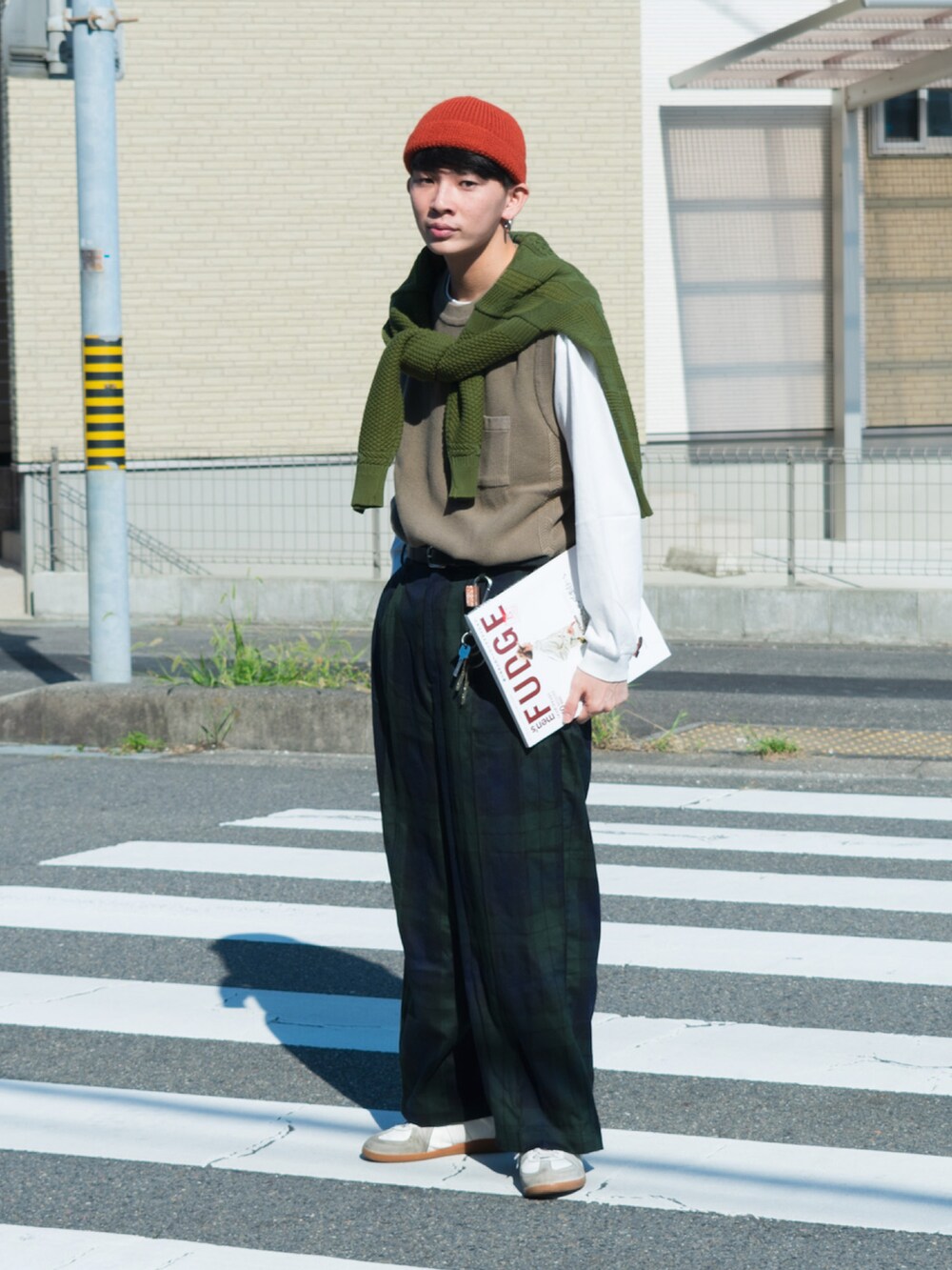 グリーン系のニット/セーター、ベージュ系のニット/セーター、ホワイト系のTシャツ/カットソーを着用したメンズの秋コーディネートの2枚目の写真