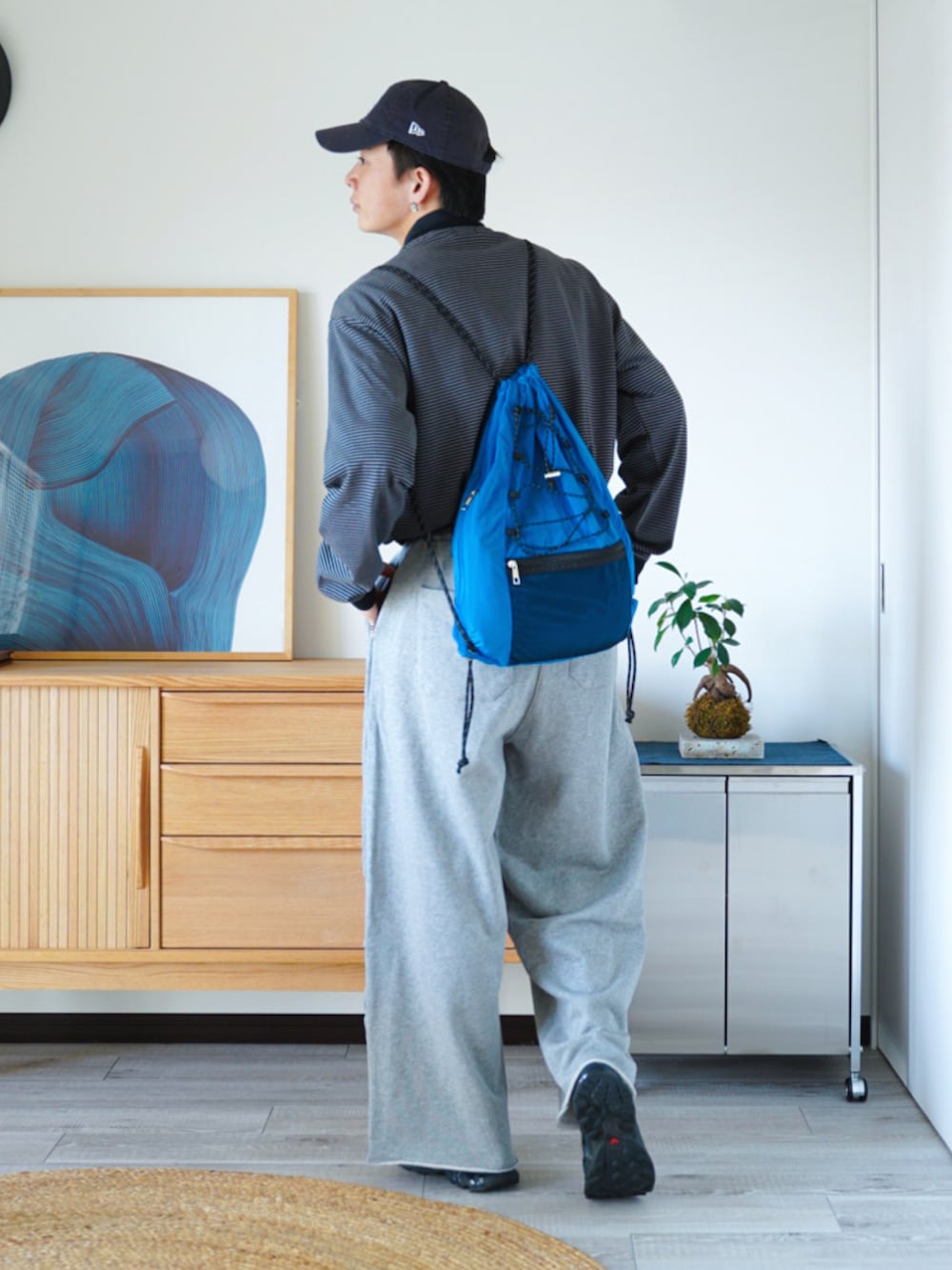 ブラック系のTシャツ/カットソー、ブラック系のシャツ/ブラウス、グレー系のスウェットパンツを着用したメンズの秋コーディネートの3枚目の写真