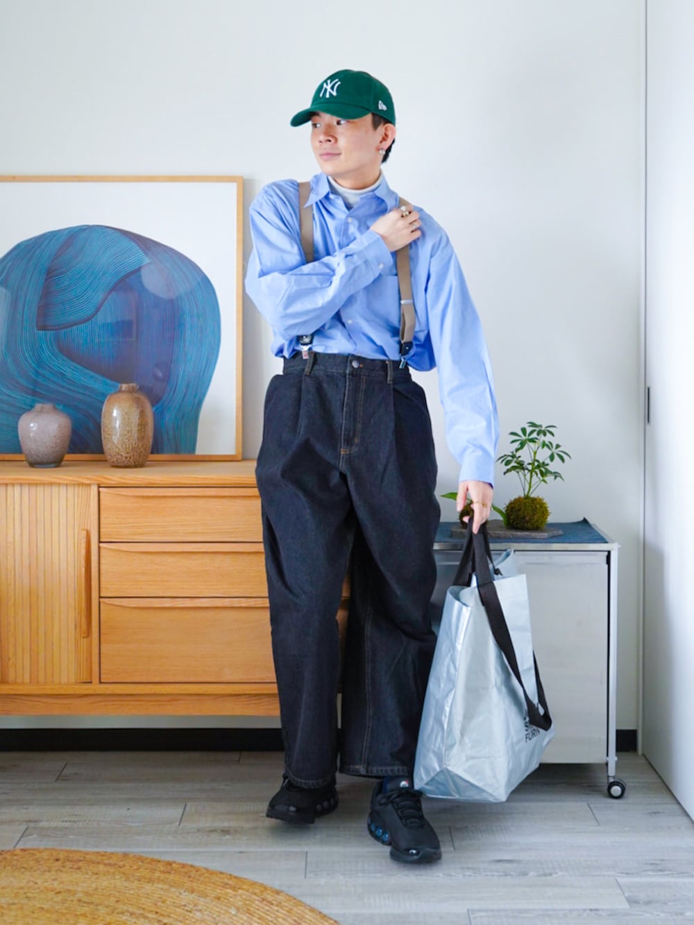 ブルー系のシャツ/ブラウス、グレー系のTシャツ/カットソー、ブルー系のデニムパンツを着用したメンズの春コーディネートの2枚目の写真