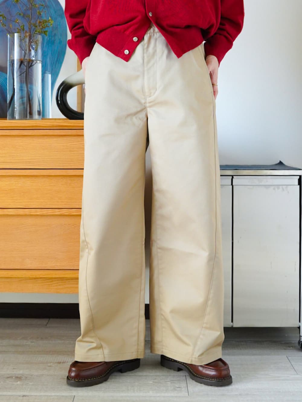 ベージュ系のチノパンツ、レッド系のシャツ/ブラウス、ブラウン系のトートバッグを着用したメンズの秋コーディネートの3枚目の写真