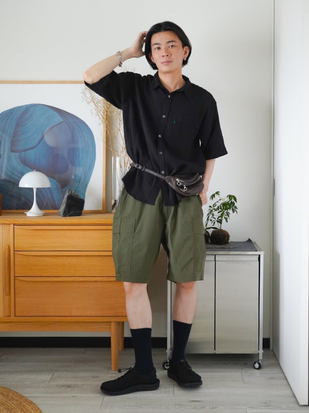 ブラック系のサンダルを着用したメンズの夏コーディネートの2枚目の写真