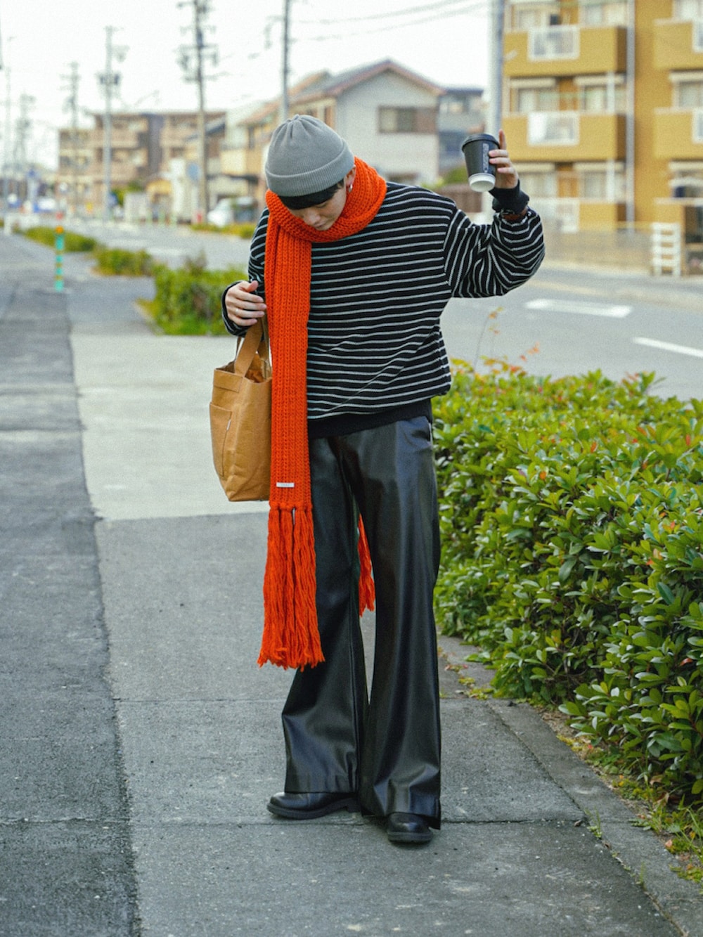 「フレアパンツ、レザーパンツ、ボーダー、マフラーぐるぐる、ニット帽、きれいめカジュアル、モード、韓国ファッション、休日スタイル、赤、マイベストコーデ2022、クリスマスに着たい服、ブーツ、オレンジ、トートバッグ」｜「LENOのアイテム（マフラー、オレンジ系）」を使った、idakaさん（メンズ・171cm）の冬コーディネートの2枚目の写真