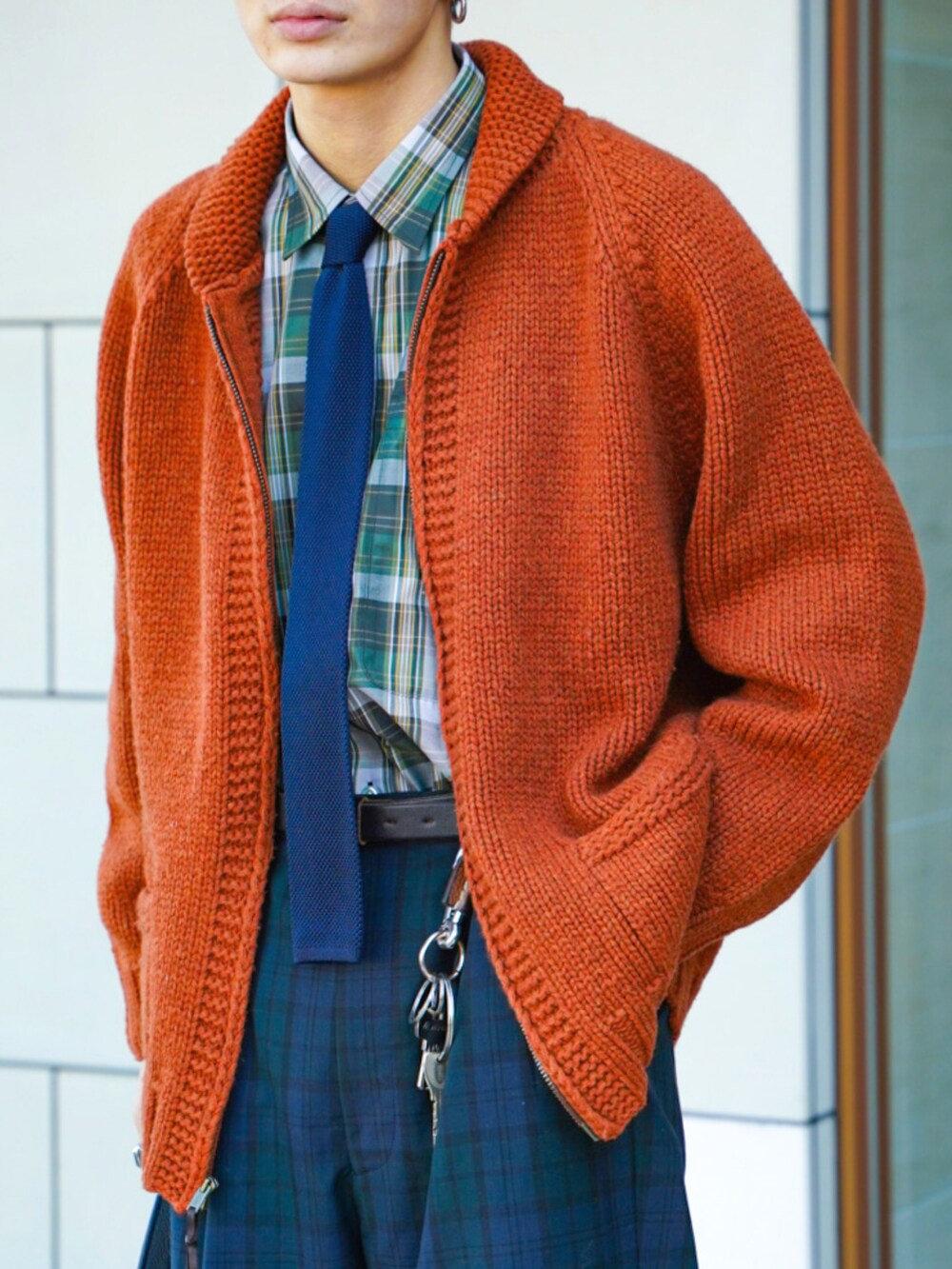 「休日スタイル、キャップ、カーディガン、きれいめカジュアル、春色、チェック、ニット、シンプルコーデ、ワイドパンツ、プチプラ、デートコーデ、オレンジ、メガネ男子、ネクタイ、トートバッグ」｜「LENOのアイテム（カーディガン/ボレロ、オレンジ系）」を使った、idakaさん（メンズ・171cm）の冬コーディネートの4枚目の写真