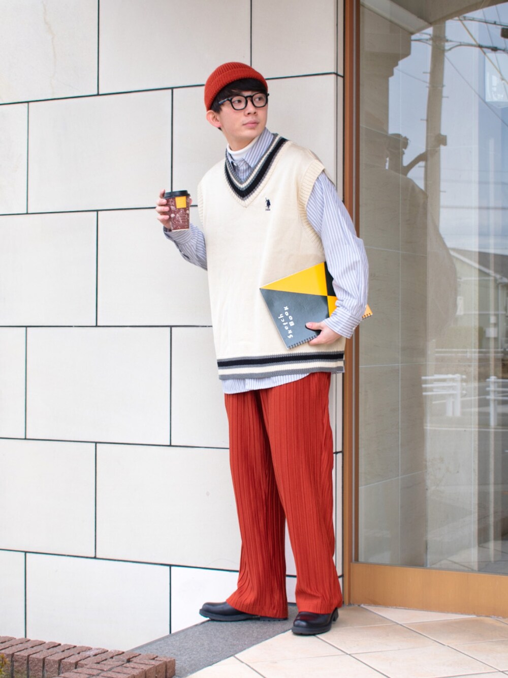 「休日スタイル、ニットベスト、チルデンニット、ニット帽、メガネ男子、カラーパンツ、シャツスタイル、レイヤードスタイル、ブーツ、厚底シューズ、春コーデ、シンプルコーデ、古着MIX、ビッグシルエット、プチプラ」|「U.S. POLO ASSN.のU.S. POLO ASSN. /ユーエスポロアッスン 別注 ワンポイント刺繍ロゴ ルーズチルデンニットベスト(ベスト、ホワイト系)」を使った、idakaさん(メンズ・171cm)の冬コーディネートの2枚目の写真