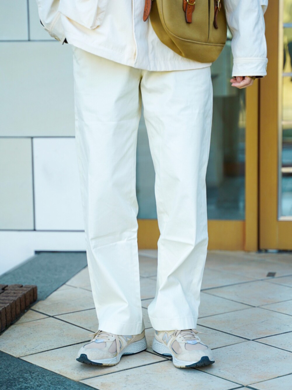 「ファッションを楽しもう、WEARyouthコーデ、冬アウター、キャップ、韓国ファッション、レイヤードスタイル、ストリート、淡色コーデ、タートルネック、ニット、冬コーデ、きれいめカジュアル、ショルダーバッグ、スニーカー、古着MIX」｜「H.UNIT STORE LABELのアイテム（キャップ、ベージュ系）」を使った、idakaさん（メンズ・171cm）の秋コーディネートの4枚目の写真