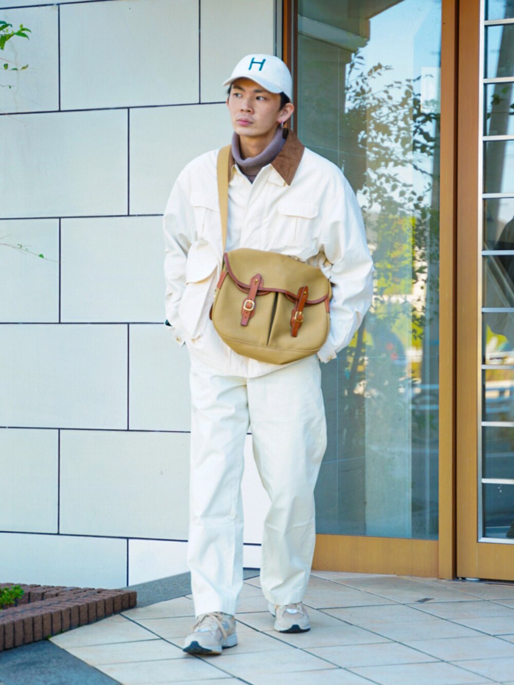「ファッションを楽しもう、WEARyouthコーデ、冬アウター、キャップ、韓国ファッション、レイヤードスタイル、ストリート、淡色コーデ、タートルネック、ニット、冬コーデ、きれいめカジュアル、ショルダーバッグ、スニーカー、古着MIX」｜「H.UNIT STORE LABELのアイテム（キャップ、ベージュ系）」を使った、idakaさん（メンズ・171cm）の秋コーディネートの2枚目の写真