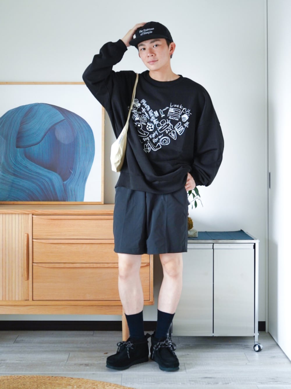 ブラック系のスウェット、ベージュ系のショルダーバッグ、ブラック系のその他パンツを着用したメンズの秋コーディネートの2枚目の写真