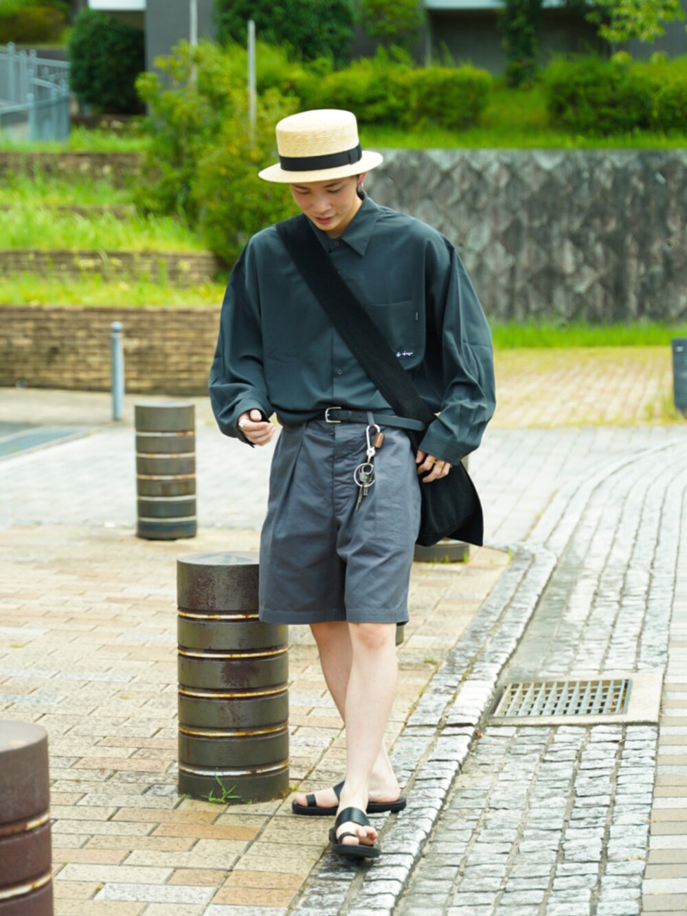 「アツいコーデ全部見せ、休日スタイル、韓国ファッション、カラー×コーデ、ショルダーバッグ、淡色コーデ、麦わら帽子、シャツスタイル、モノトーン、サンダル、プチプラ、ビッグシルエット、ブラックコーデ、ハーフパンツ、きれいめカジュアル」｜「Naive magicの【a】ナチュラルストレッチポリエステル バックプリント＆フラワー刺繍 バルーンスリーブ スリットシャツ 長袖（シャツ/ブラウス、グレー系）」を使った、idakaさん（メンズ・171cm）の夏コーディネートの2枚目の写真