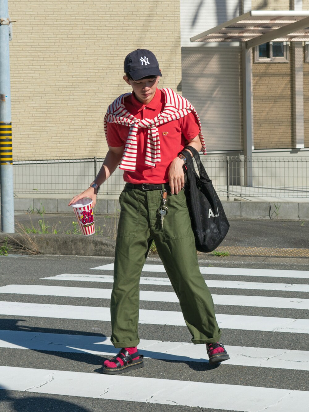 「ポロシャツ、タックイン、Dr.Martens、トートバッグ、キャップ、ボーダー、カラーソックス、シンプルコーデ、プチプラ、アメカジ、ビタミンカラー、きれいめカジュアル、厚底サンダル、肩掛けカーデ、夏セールで買いました」｜「Scyeのアイテム（ポロシャツ、レッド系）」を使った、idakaさん（メンズ・171cm）の夏コーディネートの2枚目の写真