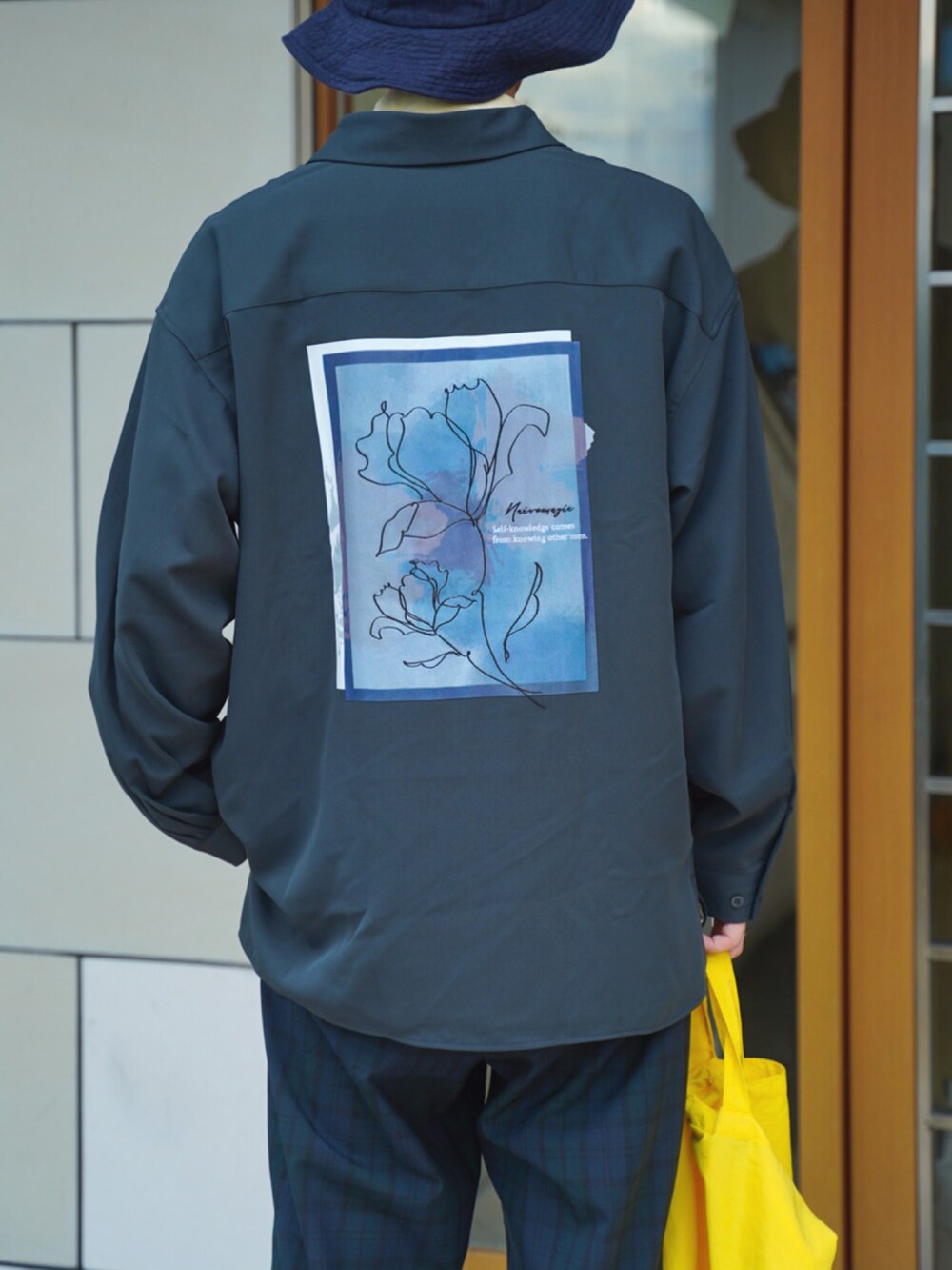 「休日スタイル、韓国ファッション、シャツスタイル、ミニバッグ、カラー×コーデ、レイヤードスタイル、バケットハット、スラックス、秋服準備はじめました、ショルダーバッグ、ストリート、モノトーン、サンダル、イエロー、チェックパンツ」|「Naive magicの【a】ナチュラルストレッチポリエステル バックプリント&フラワー刺繍 バルーンスリーブ スリットシャツ 長袖(シャツ/ブラウス、グレー系)」を使った、idakaさん(メンズ・171cm)の夏コーディネートの4枚目の写真