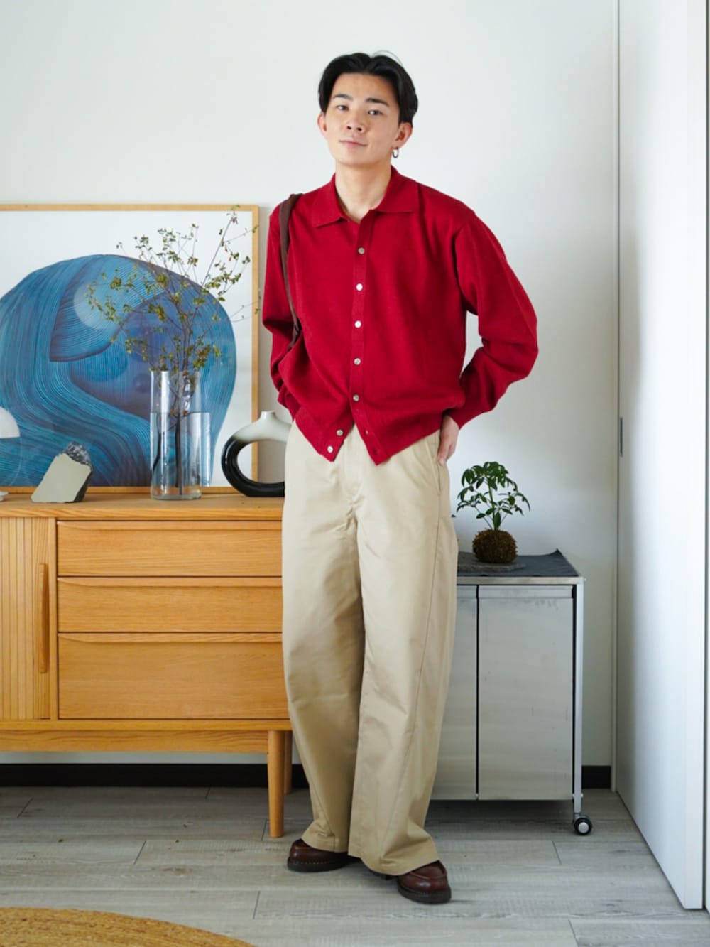 ベージュ系のチノパンツ、レッド系のシャツ/ブラウス、ブラウン系のトートバッグを着用したメンズの秋コーディネートの2枚目の写真