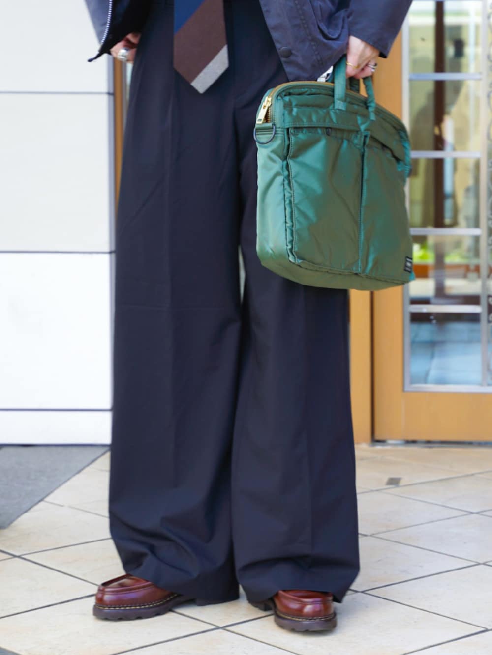 グレー系のカバーオール、ブルー系のネクタイ、ピンク系のシャツ/ブラウスを着用したメンズの春コーディネートの4枚目の写真