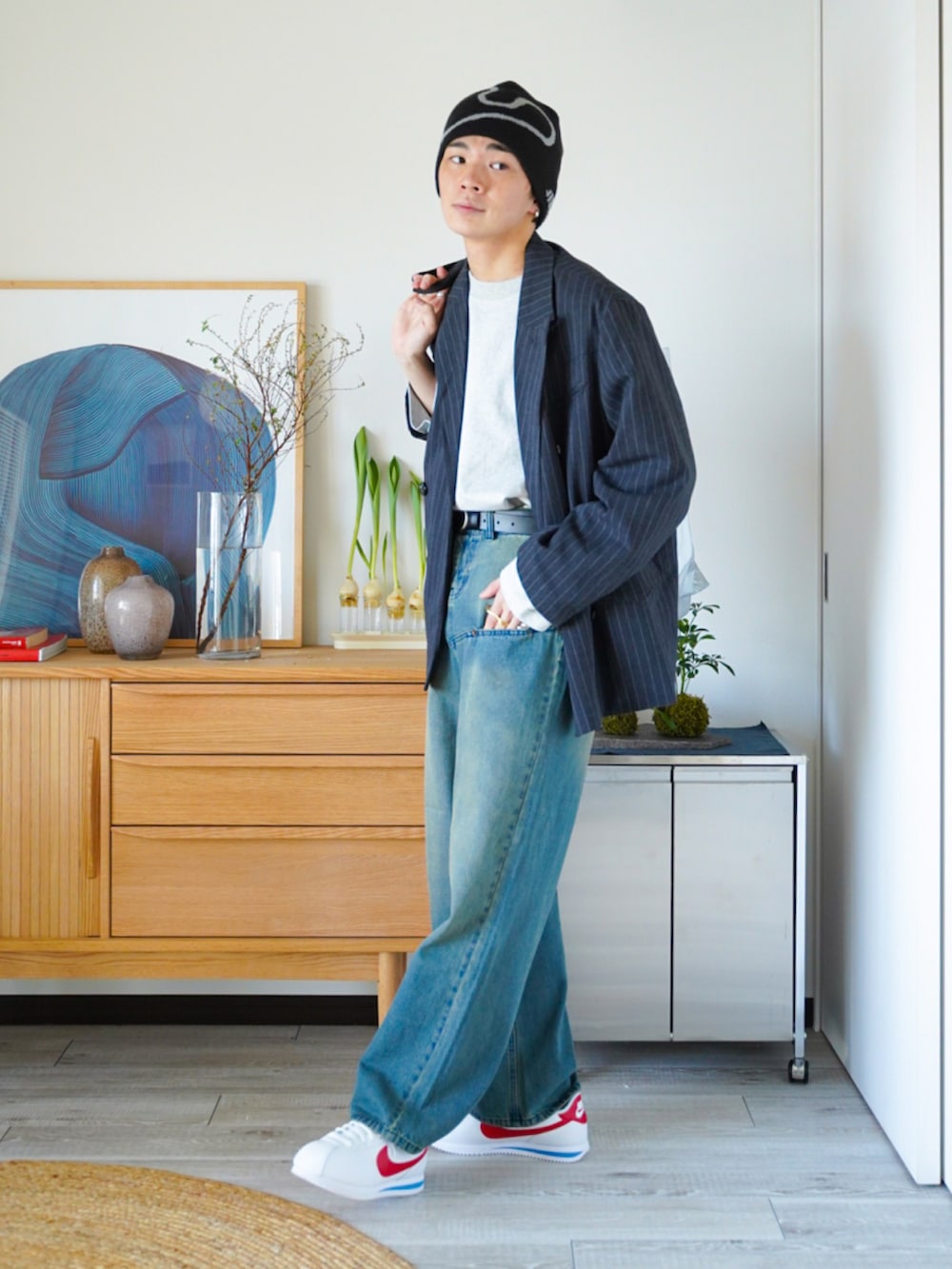「NIKE、ナイキ、PR、スニーカー、ニット帽、ジャケットスタイル、デニムパンツ、春コーデ、白スニーカー、デニム、トートバッグ、ロンT、プチプラ、休日スタイル、春アウター」|「WYM LIDNMのSUPER FINE COTTON LOOSE FIT L/S(Tシャツ/カットソー、グレー系)」を使った、idakaさん(メンズ・171cm)の春コーディネートの2枚目の写真