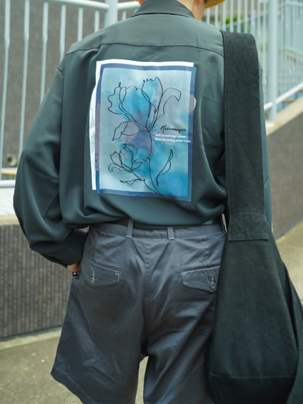 「WEARyouthコーデ、秋服準備はじめました、古着MIX、休日スタイル、韓国ファッション、カラー×コーデ、トートバッグ、スラックス、淡色コーデ、シャツスタイル、キャップ、タックイン、きれいめカジュアル、レッド、ビッグシルエット」｜「Naive magicの【a】ナチュラルストレッチポリエステル バックプリント＆フラワー刺繍 バルーンスリーブ スリットシャツ 長袖（シャツ/ブラウス、グレー系）」を使った、idakaさん（メンズ・171cm）の夏コーディネートの2枚目の写真