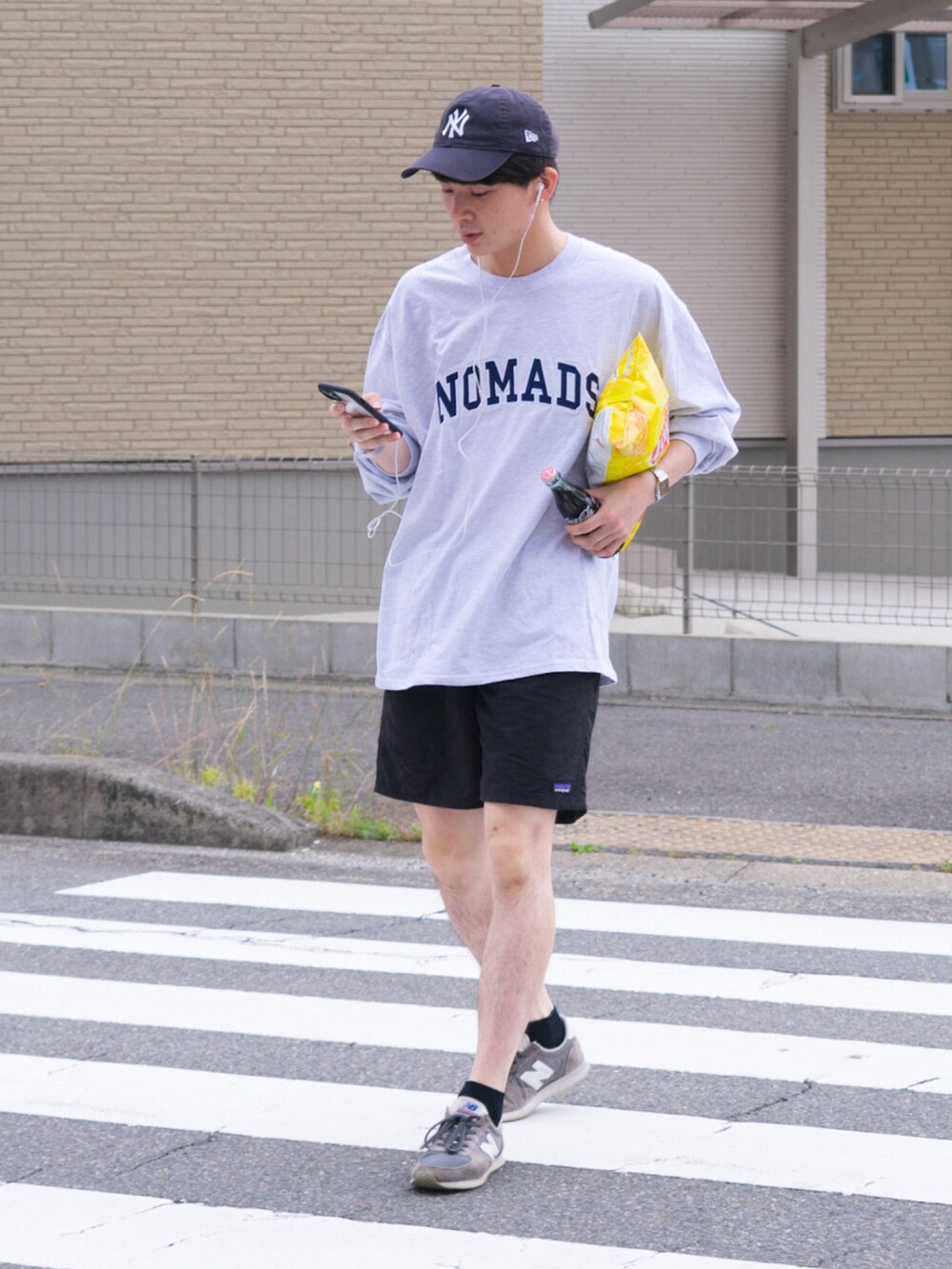 ベージュ系のTシャツ/カットソー、ブラック系のその他パンツ、グレー系のスニーカーを着用したメンズの夏コーディネートの2枚目の写真
