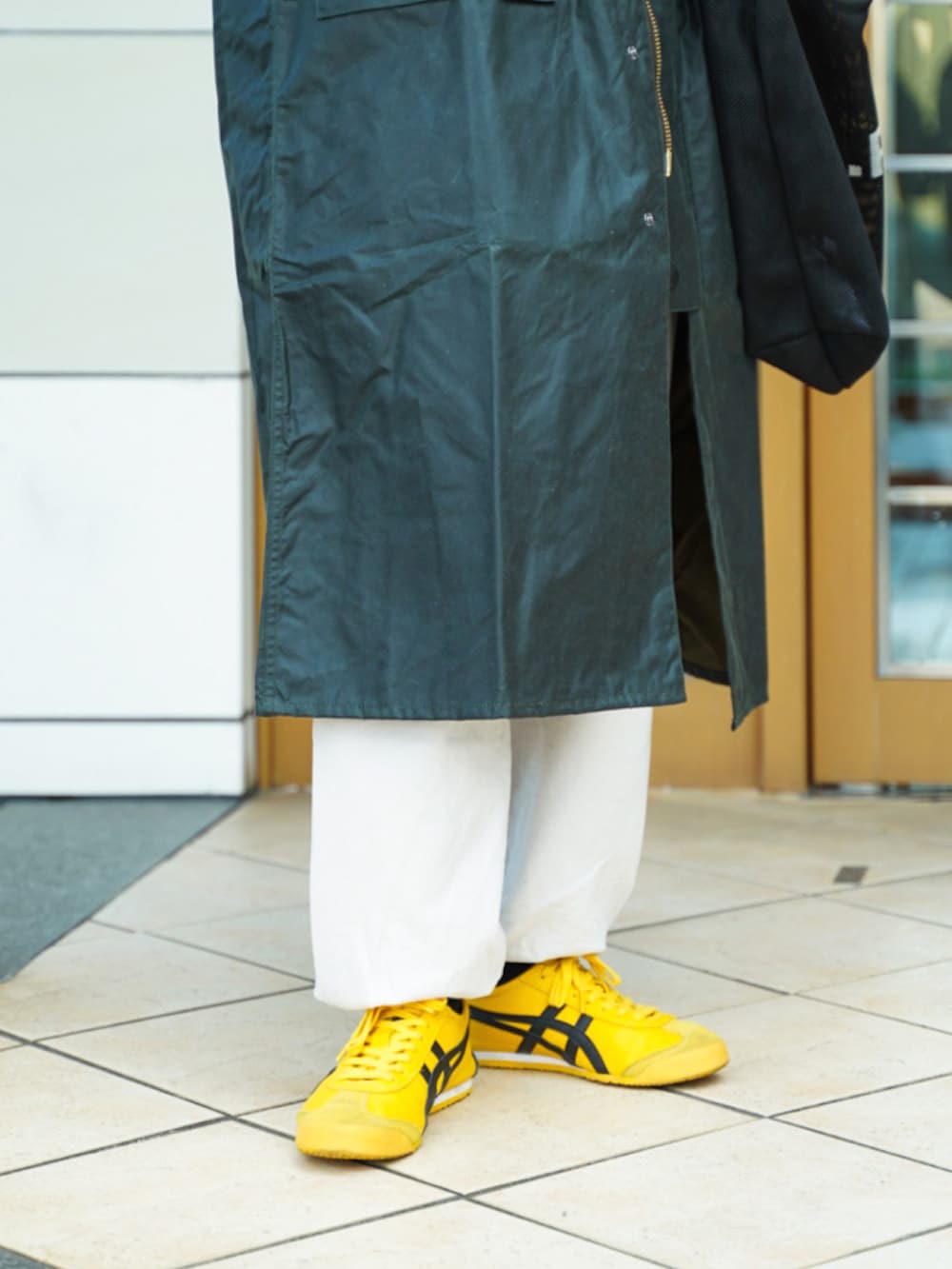 「マイベストコーデ2023、WEARyouthコーデ、ロングコート、ワイドパンツ、キャップ、トートバッグ、きれいめカジュアル、スニーカー、スウェットパンツ、お出かけコーデ、休日スタイル、プチプラ、コート、クリスマスに着たい服、クリスマスコーデ」｜「THE NORTH FACEのTHE NORTH FACE  BADLAND CAP / ザ・ノース・フェイス バッドランド キャップ（キャップ、ブラック系）」を使った、idakaさん（メンズ・171cm）の冬コーディネートの3枚目の写真