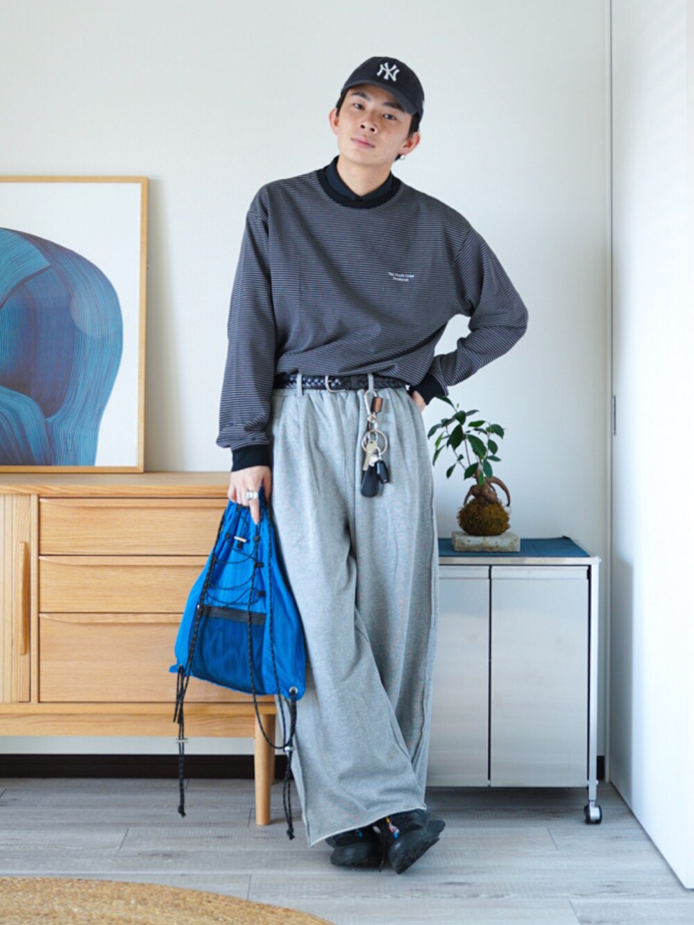 ブラック系のTシャツ/カットソー、ブラック系のシャツ/ブラウス、グレー系のスウェットパンツを着用したメンズの秋コーディネートの2枚目の写真