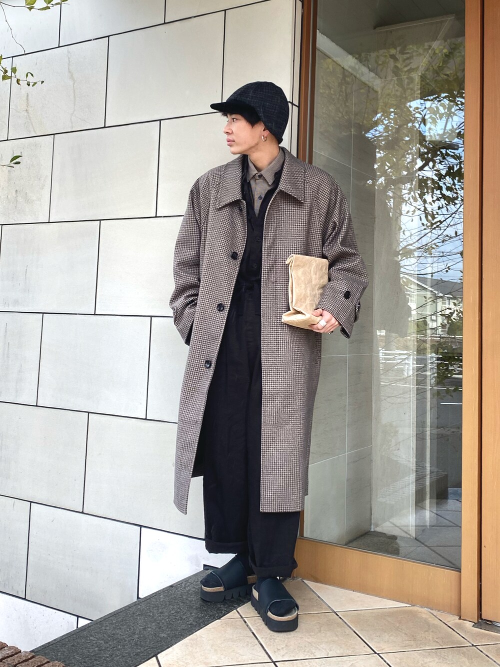 「キャップ、休日スタイル、厚底シューズ、チェック柄に恋してる、未来のWEARISTAプロジェクト、レイヤードスタイル、シンプルコーデ、オールインワン、ロングコート、オーバーコート、ビッグシルエット、マイベストコーデ2021、ミニバッグ、クラッチバッグ、きれいめカジュアル」｜「Hender SchemeのHender Scheme / エンダースキーマ：tweed ear cap：fl-c-ect[BJB]（キャップ、ブラック系）」を使った、idakaさん（メンズ・171cm）の冬コーディネートの2枚目の写真