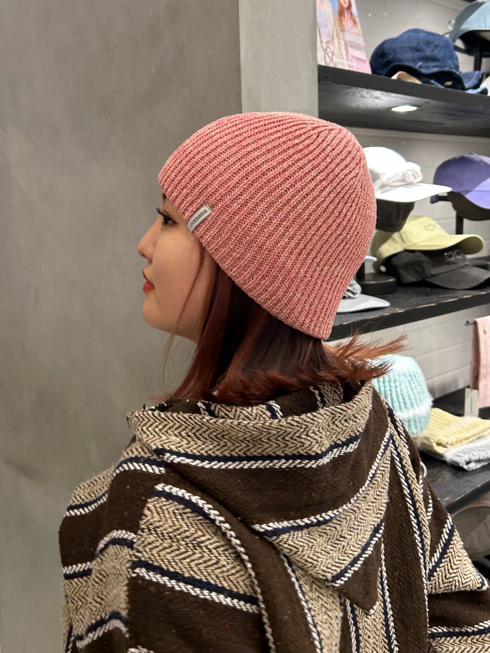 ブラウン系のトップス、ブラウン系のその他パンツ、ブラウン系のブーツを着用したレディースの冬コーディネートの2枚目の写真