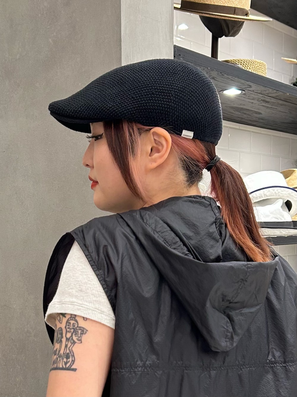 ブラウン系のヘアバンド、ブラック系のハンチング/ベレー帽を着用したレディースの春コーディネートの2枚目の写真