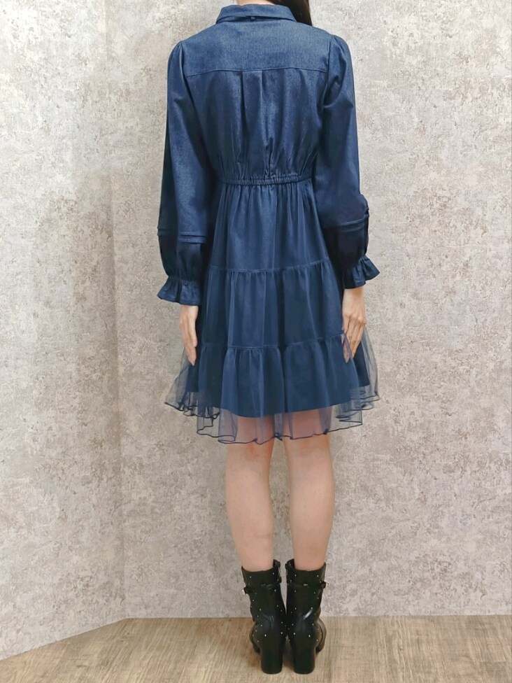「axes femme、ワンピース、ミニワンピ、ベルスリーブ、デニム、ブーツ、秋コーデ、秋冬コーデ、デート、デートコーデ、クリスマスコーデ、テーマパークコーデ、ガーリー、高身長女子、骨格ナチュラル」｜「axes femme POETIQUEのベルスリーブフード付コート（その他アウター、ホワイト系）」を使った、Hanaさん（レディース・168cm）の秋コーディネートの8枚目の写真