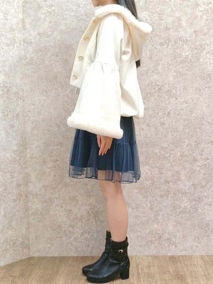 「axes femme、ワンピース、ミニワンピ、ベルスリーブ、デニム、ブーツ、秋コーデ、秋冬コーデ、デート、デートコーデ、クリスマスコーデ、テーマパークコーデ、ガーリー、高身長女子、骨格ナチュラル」｜「axes femme POETIQUEのベルスリーブフード付コート（その他アウター、ホワイト系）」を使った、Hanaさん（レディース・168cm）の秋コーディネートの3枚目の写真