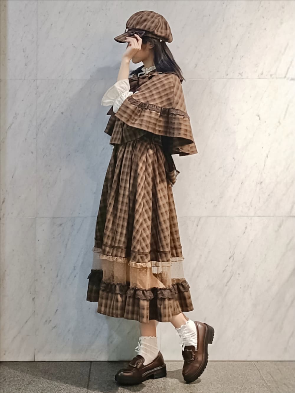 「ロングスカート、休日スタイル、ブラウン、axes femme POETIQUE、おしゃれさんと繋がりたい、チェック、チェック柄、チェック柄に恋してる、秋コーデ、ケープ、キャスケット、クラシカル、ガーリー、高身長女子、ローファー」｜「axes femme POETIQUEの梯子レーススタンドカラーブラウス（シャツ/ブラウス、ホワイト系）」を使った、Hanaさん（骨格ナチュラル・レディース・168cm）の夏コーディネートの2枚目の写真
