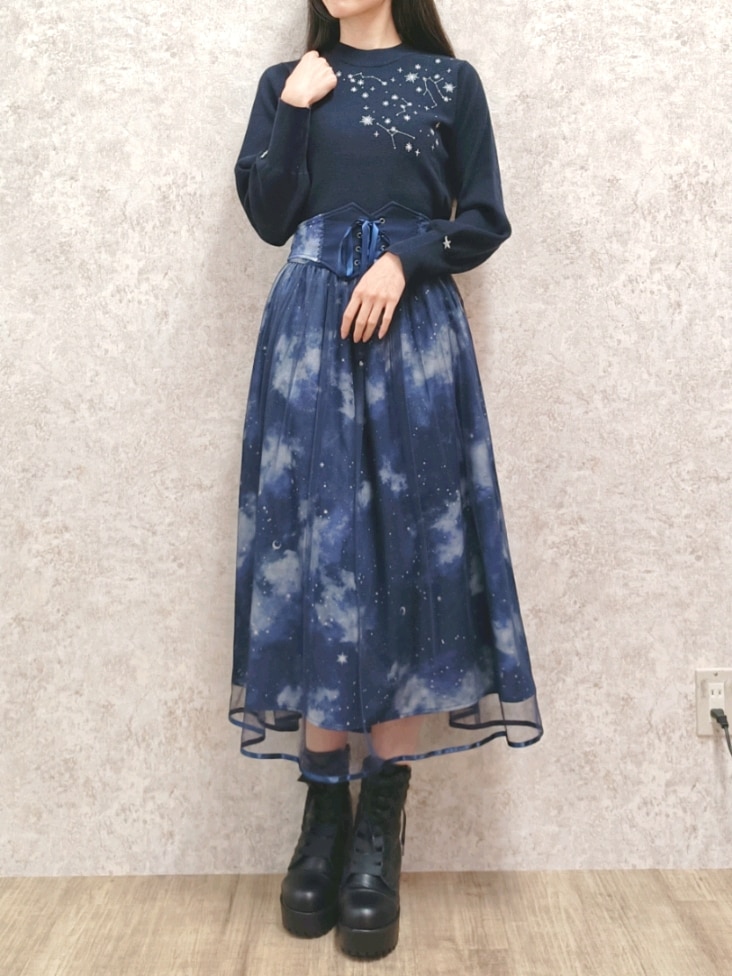 「axes femme、ブーツ、冬コーデ、秋冬コーデ、キレイめ、星柄、星座柄、刺繍、ニット、コルセットスカート、推し活、お出かけコーデ、デートコーデ、おしゃれさんと繋がりたい、高身長女子」｜「axes femmeのテレスコーププリントスカート（スカート、ブルー系）」を使った、Hanaさん（レディース・168cm）の秋コーディネートの3枚目の写真