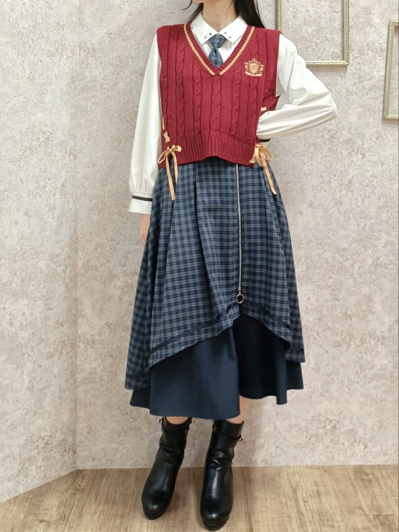 「axes femme、ベスト、秋服、ブーツスタイル、ブリティッシュ、プレッピー、学生風、秋冬コーデ、チェック、セットアップ、リュック、クラシカル、高身長女子、おしゃれさんと繋がりたい、冬コーデ」｜「axes femme POETIQUEのレースアップニットベスト（ベスト、レッド系）」を使った、Hanaさん（レディース・168cm）の秋コーディネートの4枚目の写真