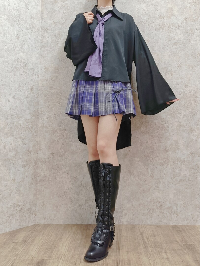 「axes femme、チェック、プレッピー、ネクタイ、ネクタイコーデ、ロングブーツ、レースアップブーツ、編み上げブーツ、ハロウィン、高身長女子、骨格ナチュラル」｜「AXES-Xのあしひきの山鳥の尾シャツ（シャツ/ブラウス、ブラック系）」を使った、Hanaさん（骨格ナチュラル・レディース・168cm）の秋コーディネートの2枚目の写真