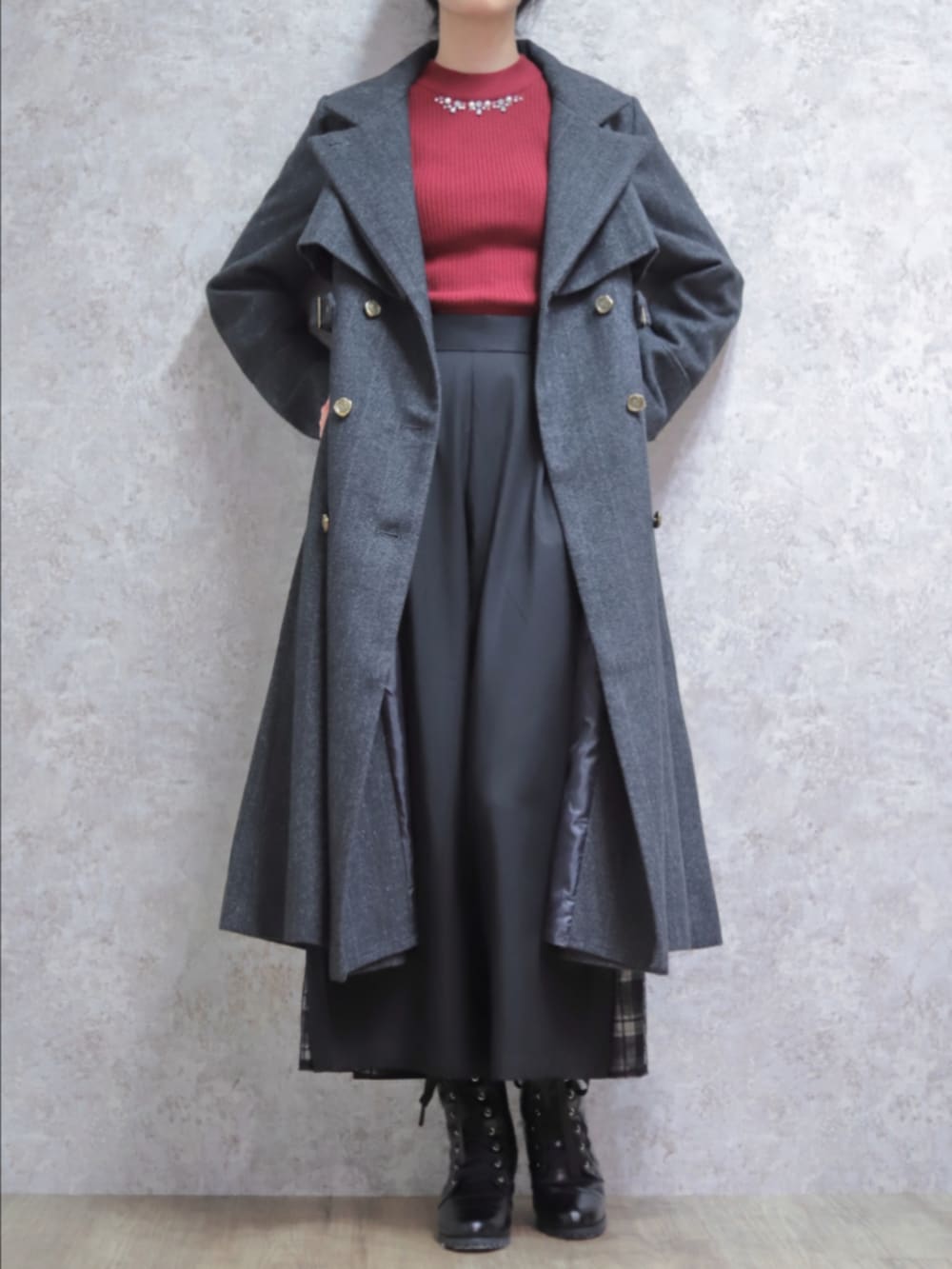 レッド系のニット/セーター、グレー系のダッフルコート、ブラック系のその他パンツを着用したレディースの秋コーディネートの3枚目の写真